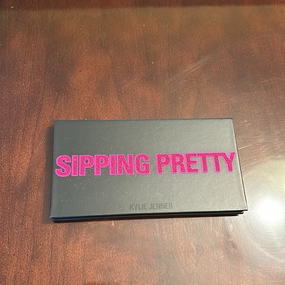 Kylie Sipping Pretty Birthday palette - Picture 3 of 6